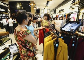 Chia sẻ kinh nghiệm tư vấn bán quần áo cho khách hàng giúp tăng thu nhập hiệu quả