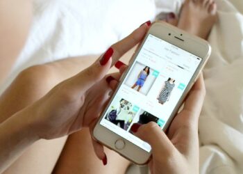 Cách cải thiện trải nghiệm khách hàng khi mua hàng online bằng điện thoại