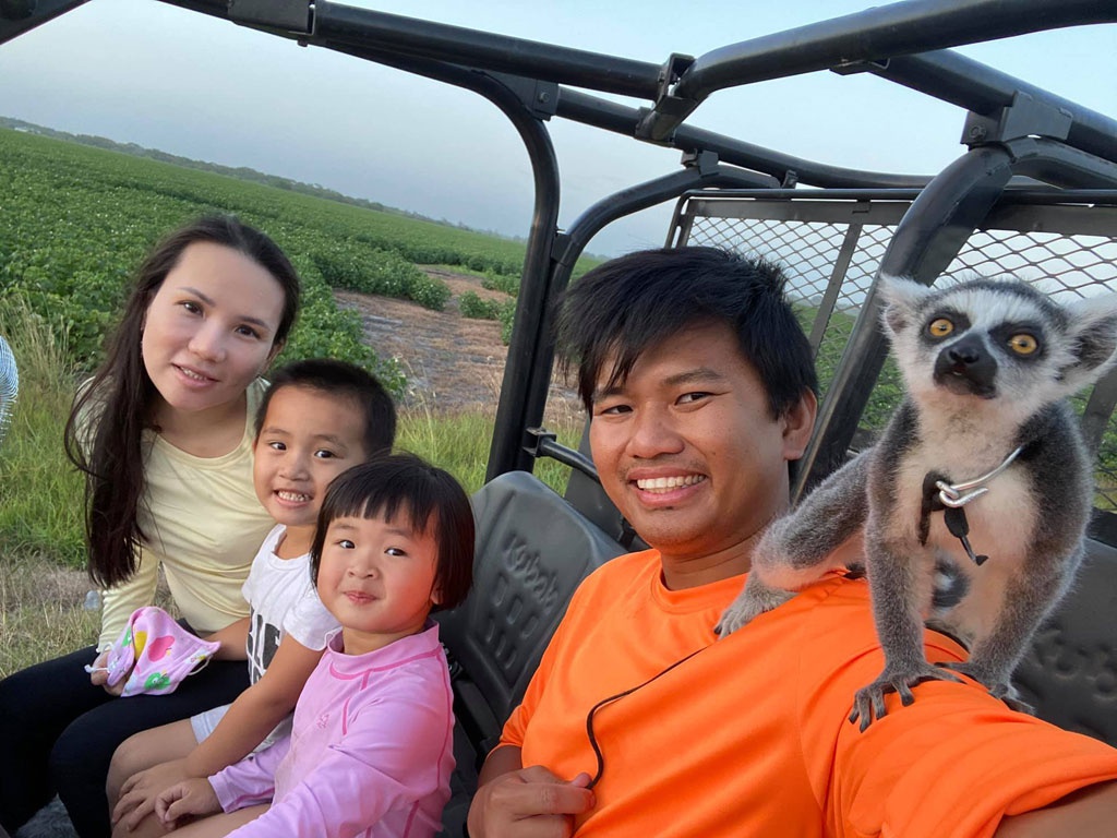 Vương Phạm cùng gia đình tại trang trại ở Mỹ