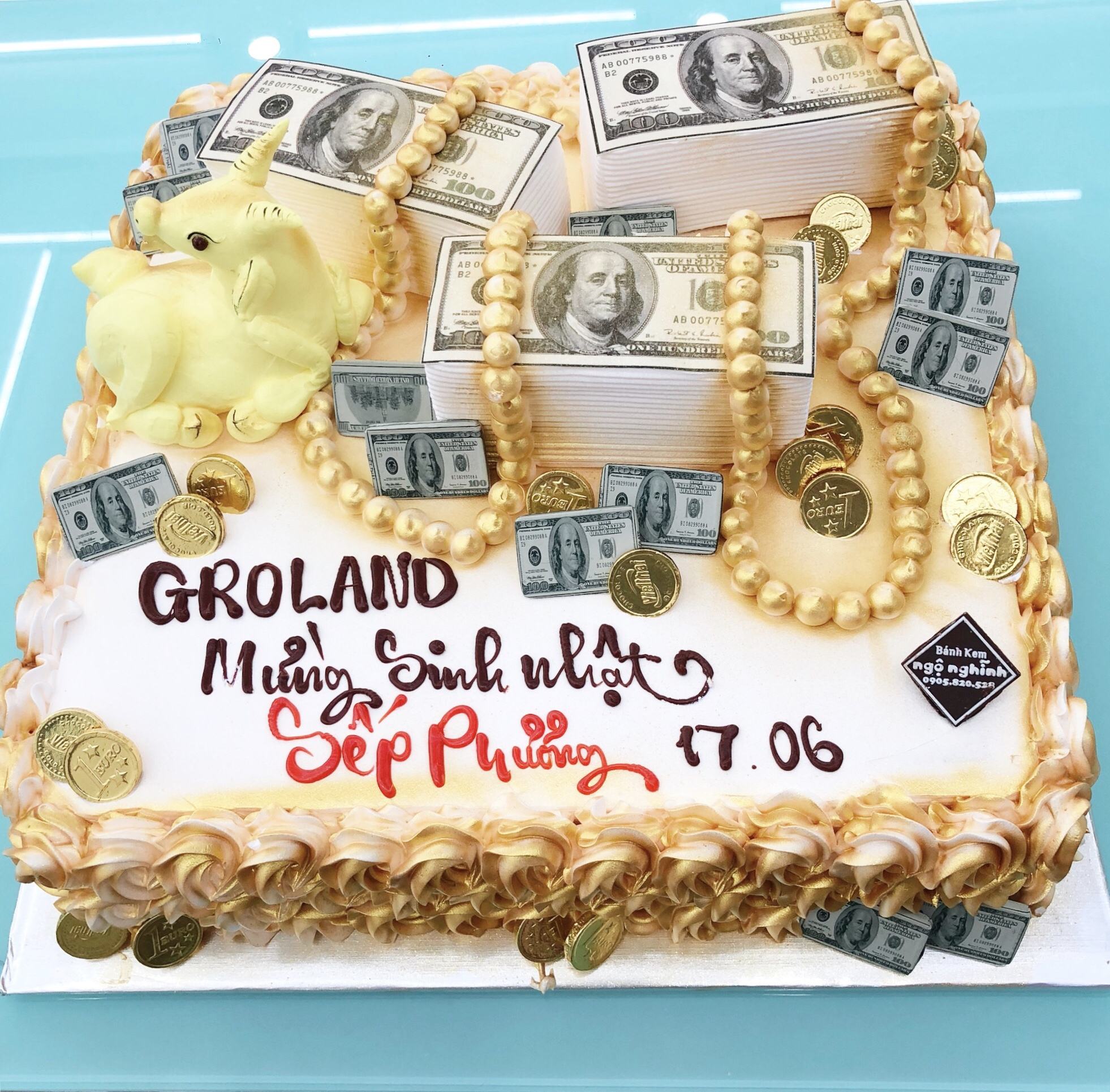 Bánh sinh nhật tạo hình 3d cọc tiền đôla có bắt con trâu mạ vàng ...